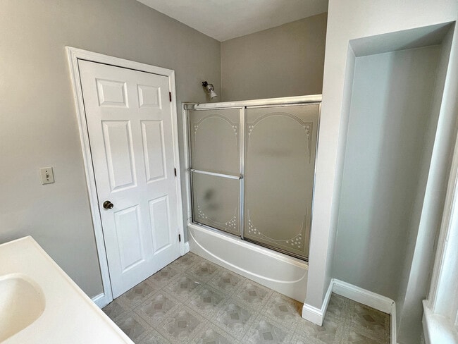 Building Photo - 334 Oak St