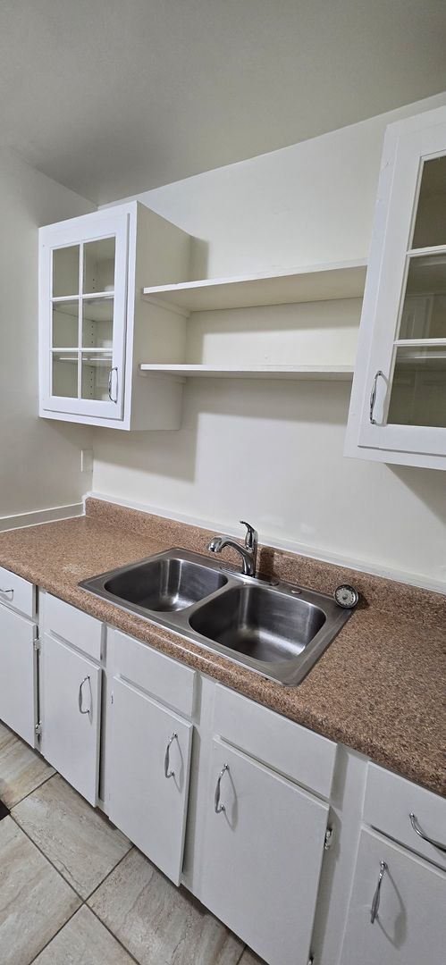 Building Photo - Freshly Renovated 3 bedroom available!