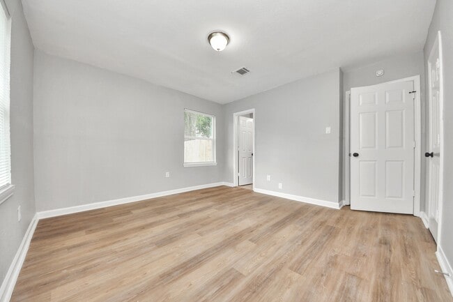 Building Photo - 710 Canary Cir