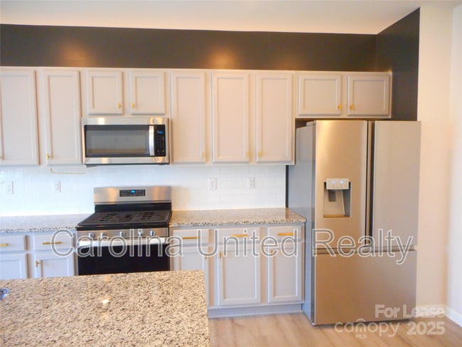 Building Photo - 3058 Eastcott Ave