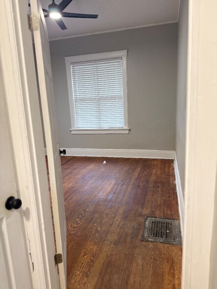 Building Photo - 1629 Netherwood Ave