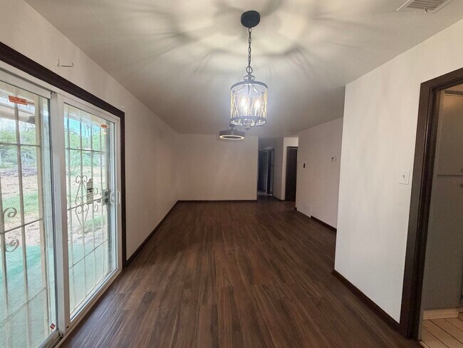 Building Photo - 699 Banyan Ct
