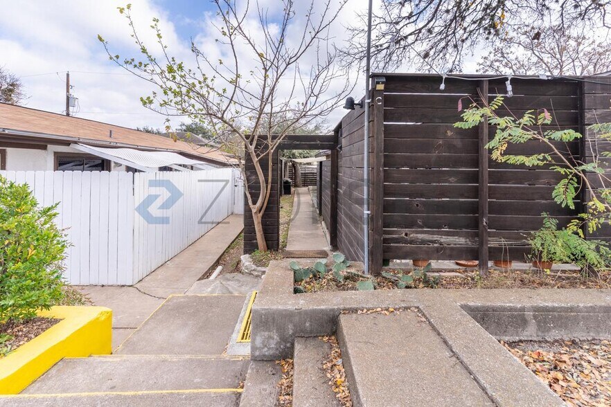 Building Photo - 2903 Parker Ln