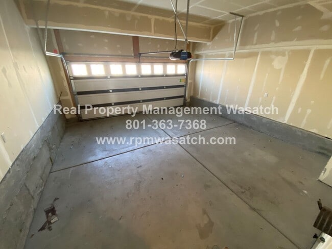 Building Photo - Beautiful 3 Bed, 4 Bath Townhome with 2-ca...