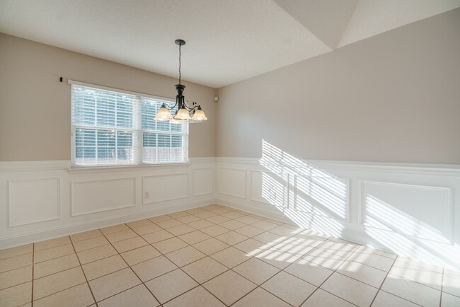 Building Photo - 59 Forest St NE