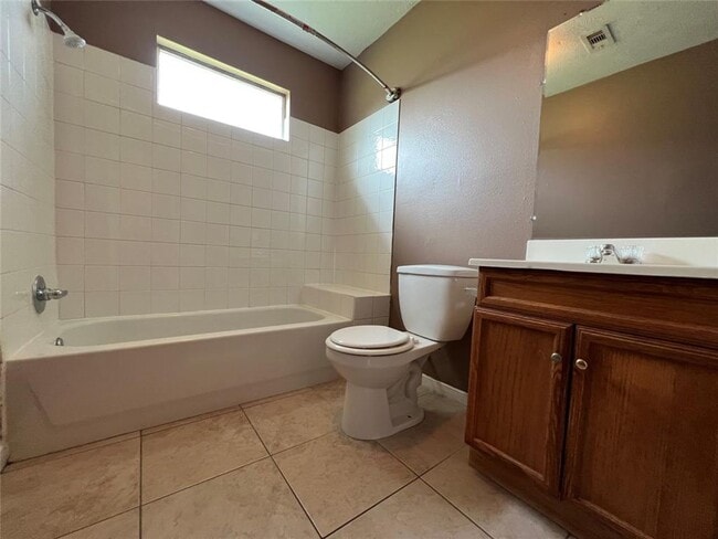 Building Photo - 3-Bedroom, 2-Bathroom Duplex in A Convenie...