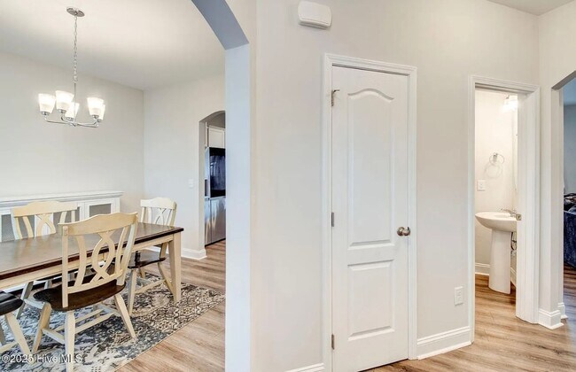 Building Photo - Single Family Home in Desirable Neighborhood