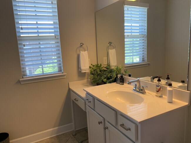 Building Photo - 5559 Prada Dr