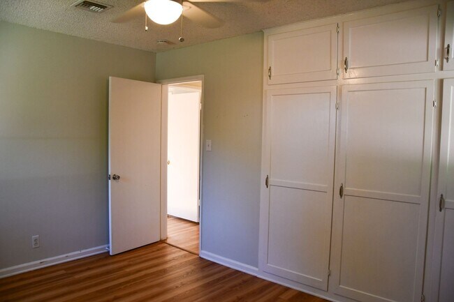 Building Photo - 1210 E Oakmont Ave