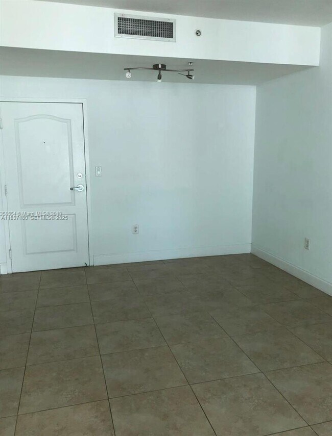 Building Photo - 520 NE 29th St