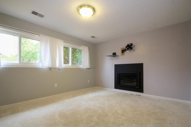 Building Photo - 4418 Clover Ln