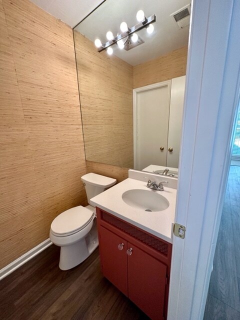 Powder room w/grass wallpaper - 25 Ivy Sq NE