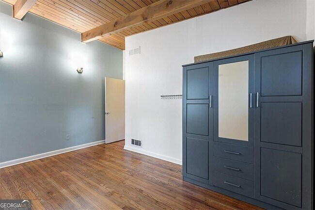 Building Photo - 2627 Woodacres Rd NE