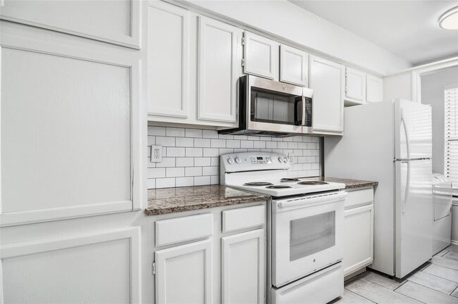 Building Photo - Beautiful Townhome in Gated Community