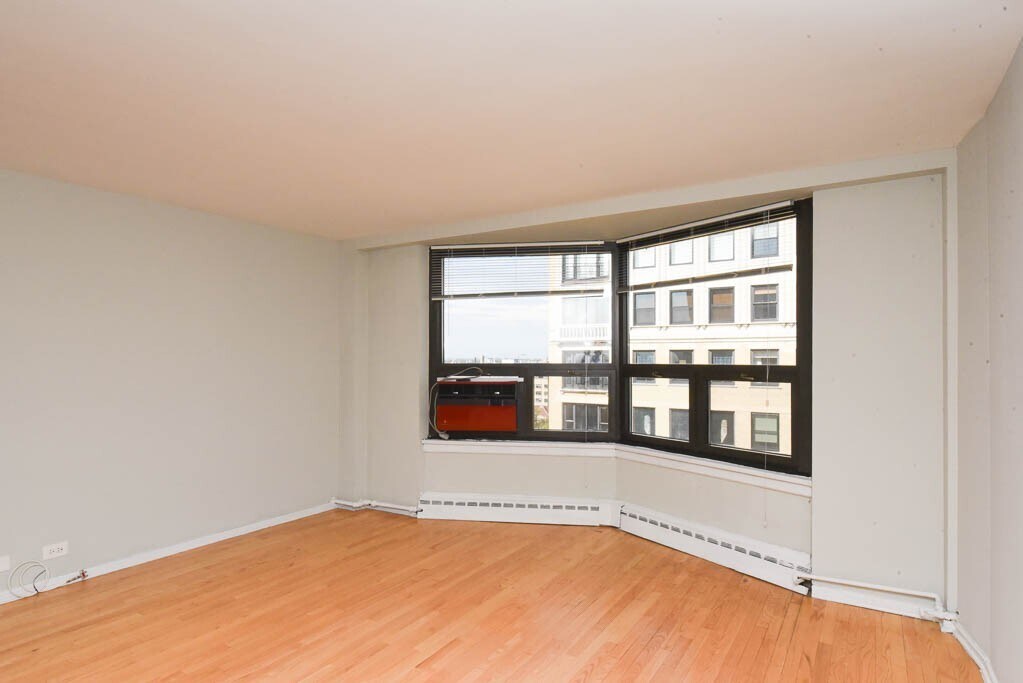 Building Photo - 428 W Wellington Ave