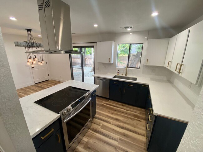 Building Photo - Recently Updated Corner Lot Home- Move in Today!