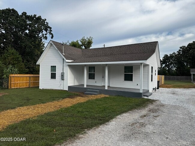 Building Photo - 3905 E 13th St