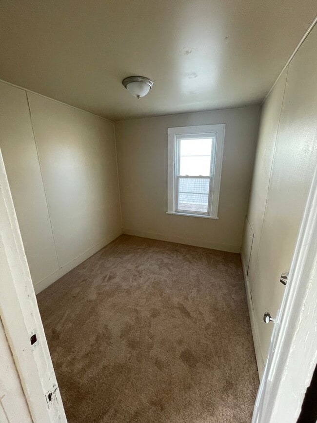 Building Photo - HUGE 4 Bedroom Apartment