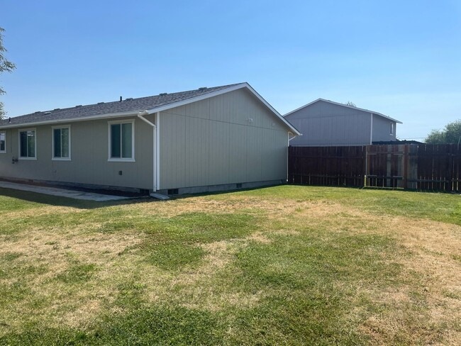 Building Photo - Cozy Home w/Private Backyard!