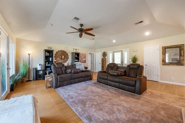 Building Photo - 604 Rolling Green Dr