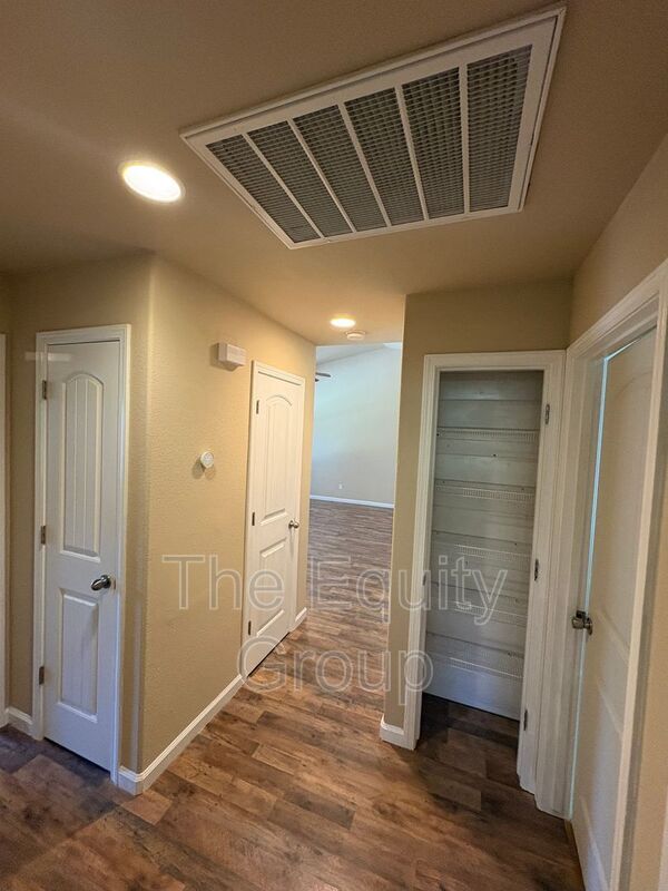 Building Photo - 3316 W Wren Ave