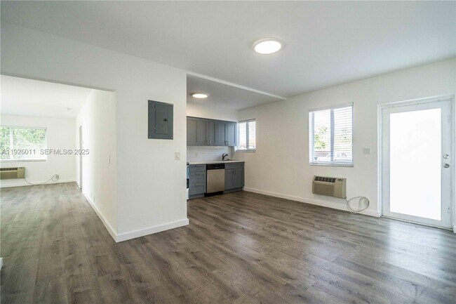 Building Photo - 1750 S Treasure Dr