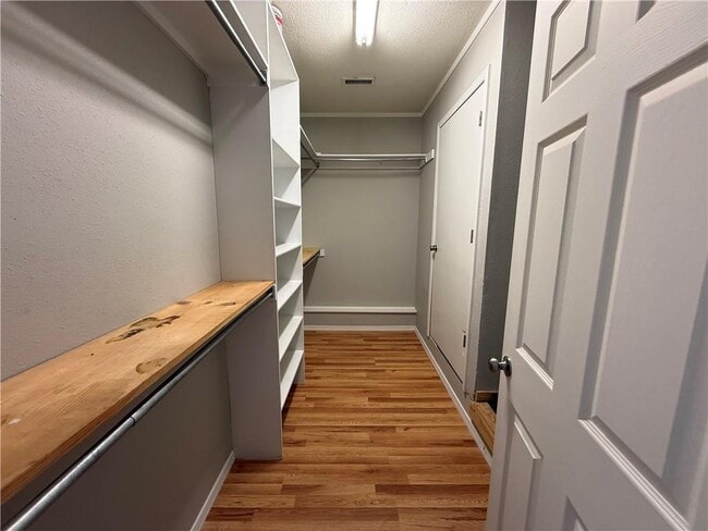 Building Photo - 350 E Margaret Pl