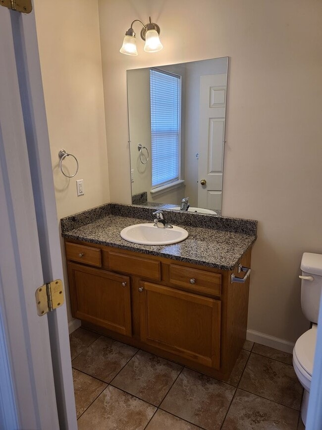 Building Photo - 3 Bedroom 2 1/2 bath ** End Unit** Townhome for Rent in Waynesboro