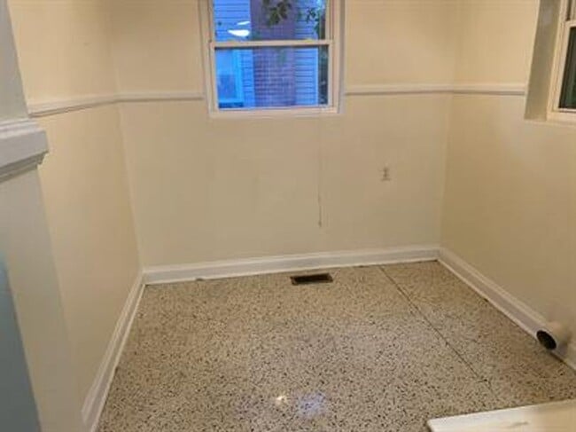 Building Photo - Spacious one bedroom detached apartment