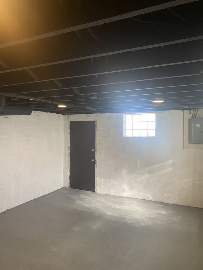 Building Photo - ADORABLE 2 BEDROOM / 1 BATH BRICK RANCH HOME - E McKEEPSPORT