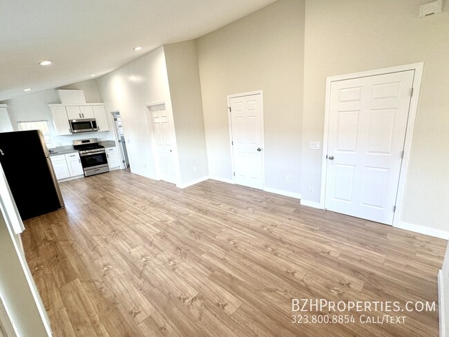 Building Photo - Light-Filled Renovated 2Bed 1Bath In Prime...