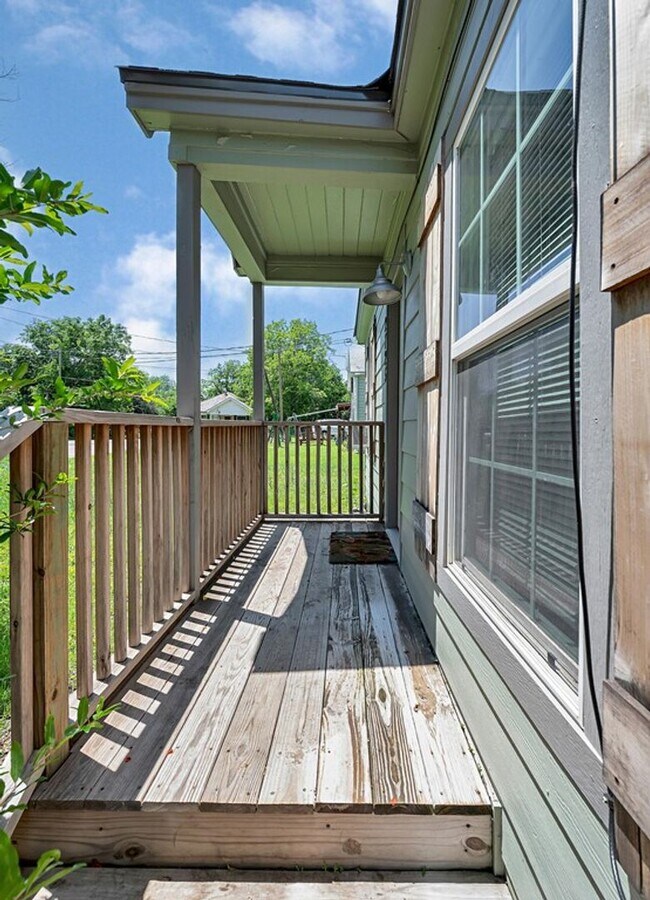 Building Photo - Updated 2 Bedroom Rental with Large Backyard