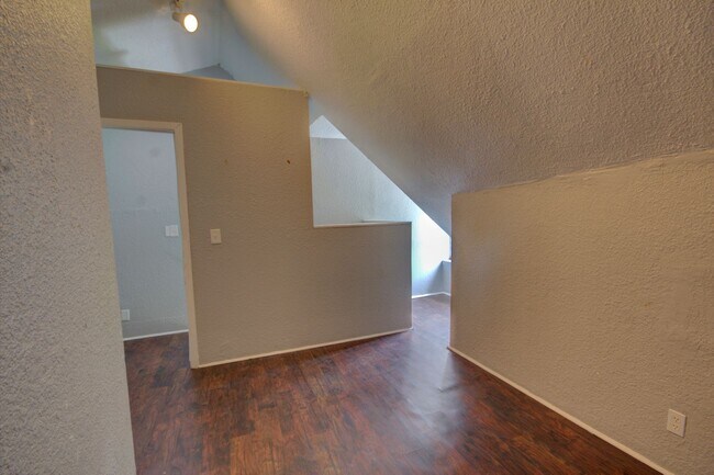 Building Photo - Upper level unit