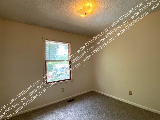 Building Photo - 713 SE Hackley Ave