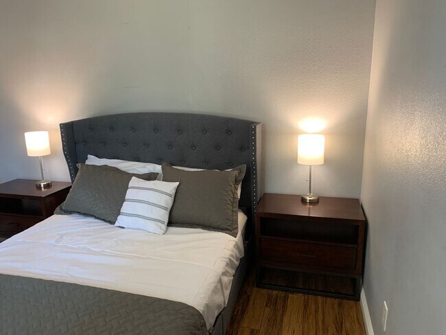 Building Photo - Lovely furnished Green Valley condo in Res...