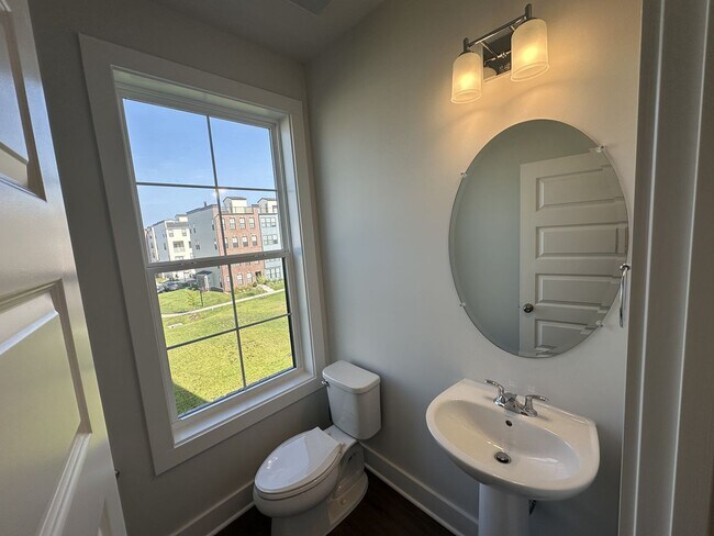 Building Photo - For Rent: Luxurious Short Pump Condo at Ga...