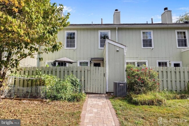 Building Photo - 5 Pond View Dr