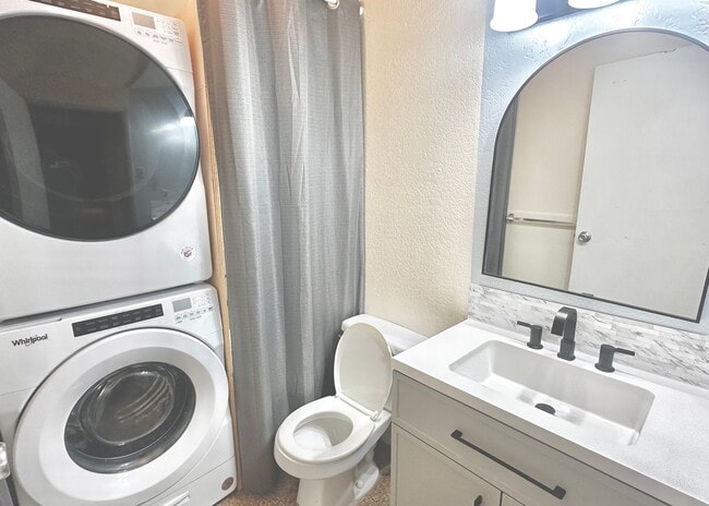 Building Photo - SPACIOUS TOWNHOUSE 2 BED/1.5 BATH/1 PRKG, ...
