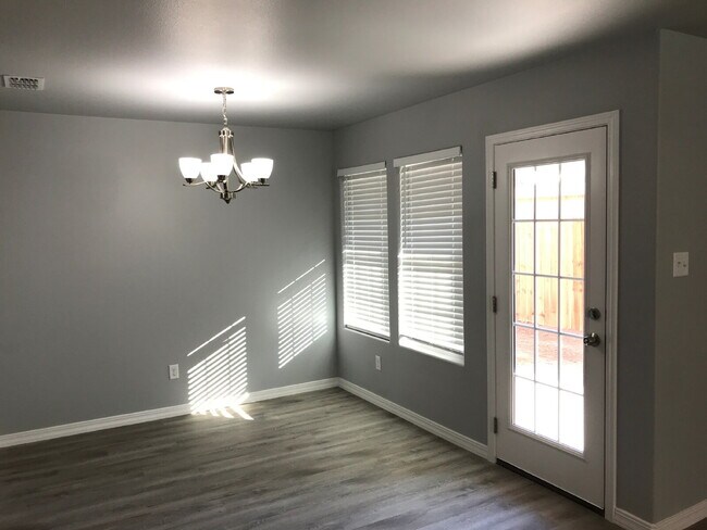 Building Photo - 3/2/2 In Willow Bend!