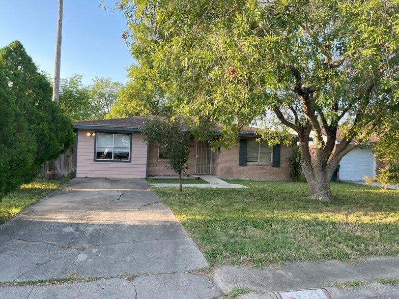 Shaded front yard driveway - 601 E Williamson Ave