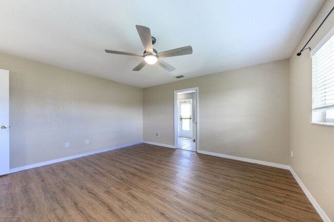 Building Photo - price drop!! PET FRIENDLY- WATERFRONT- SPACIOUS- CENTRAL LOCATION