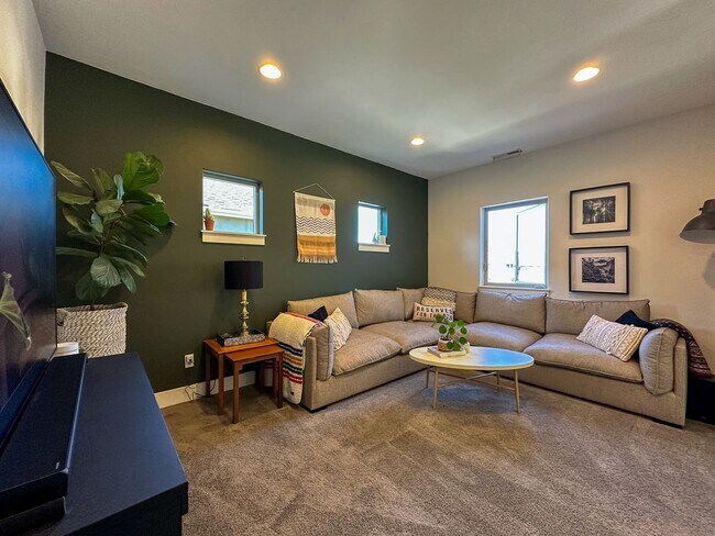 Building Photo - Stunning home available in Stone Creek!  Must see the interior!