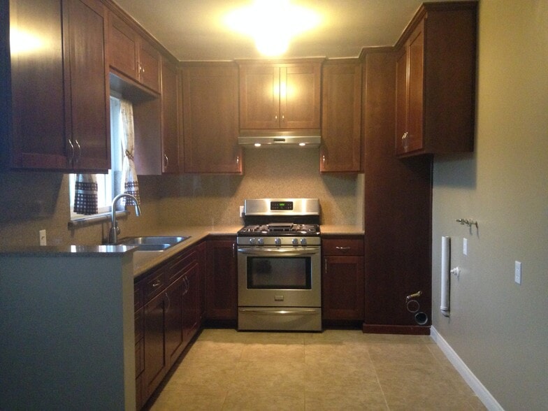 Kitchen with Washer Dryer hookups - 126 N La Plaza