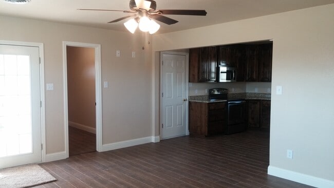 Building Photo - COMPLETELY UPDATED HOME MOVE IN READY