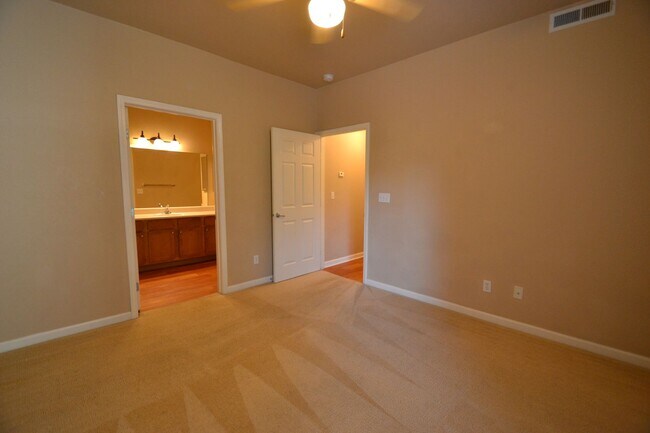 Building Photo - 6924 Ash Creek Heights