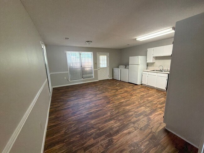 Building Photo - Nice Home In the U of M Area