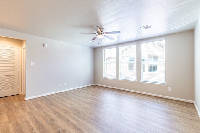 Building Photo - 217 Pk Pl Cir