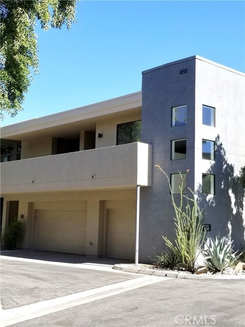 Building Photo - 850 E Palm Canyon Dr