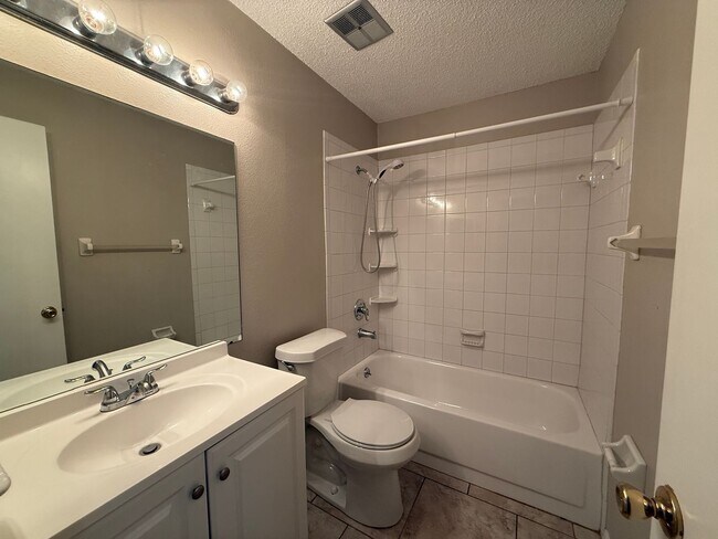 Building Photo - Spacious 2 Bedroom, 2 Bath, 2 car garage Home For Rent in New Port Richey!