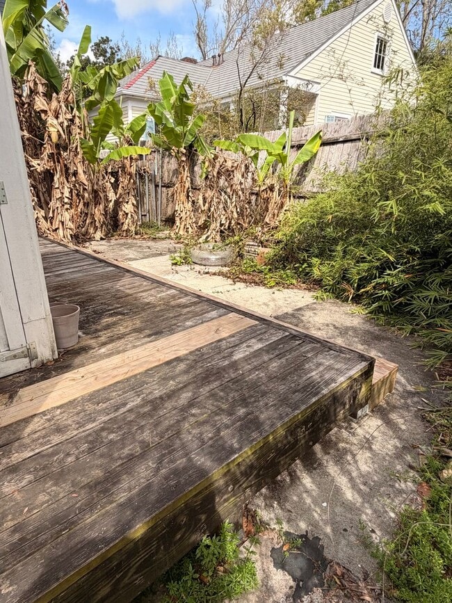 Building Photo - Gorgeous 1BD/1.5BA Uptown